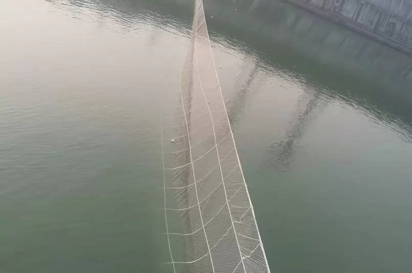 Filet de barrage de 255 mètres pour l'aquaculture de l'esturgeon chinois dans les Trois Gorges du Yangtsé